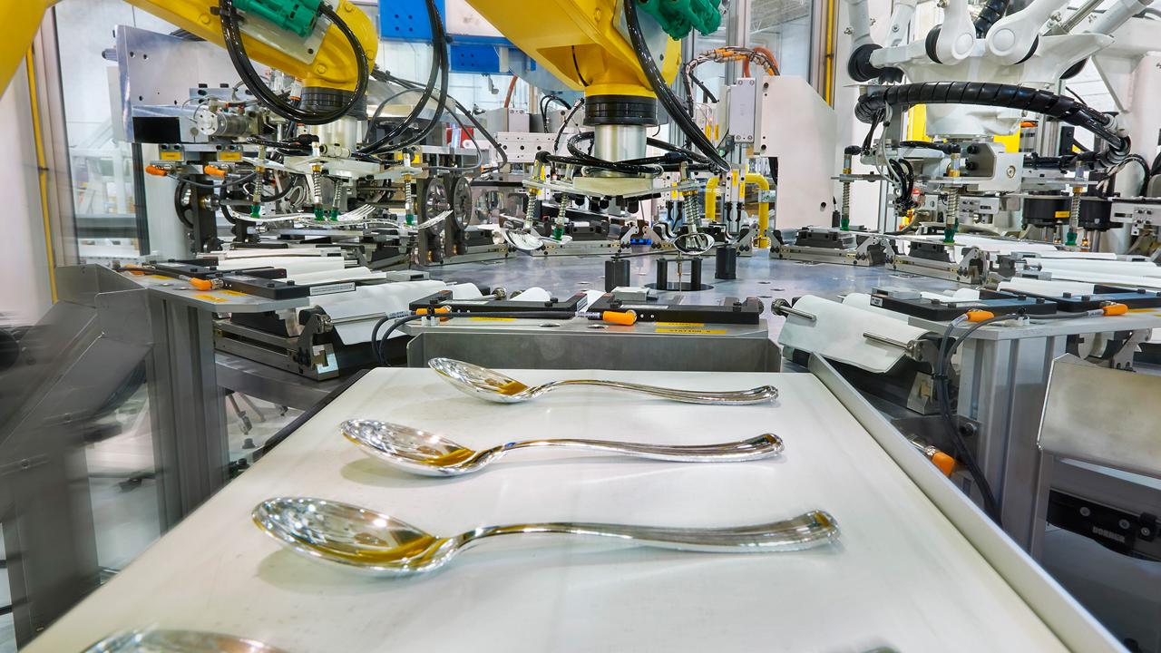 Робот KUKA обслуживает станок ЧПУ